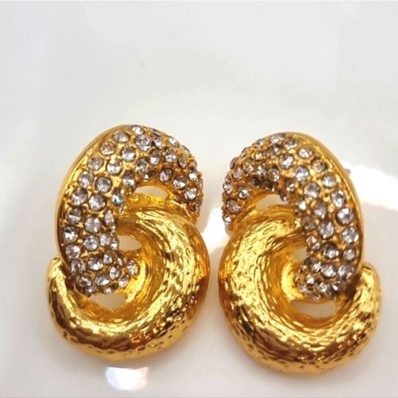 New ANTHROPOLOGIE Intertwining circles Knot Pave rhinestone stud earrings - Picture 1 of 10